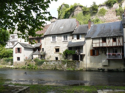 Ségur-le-Château sur l'Auvézère